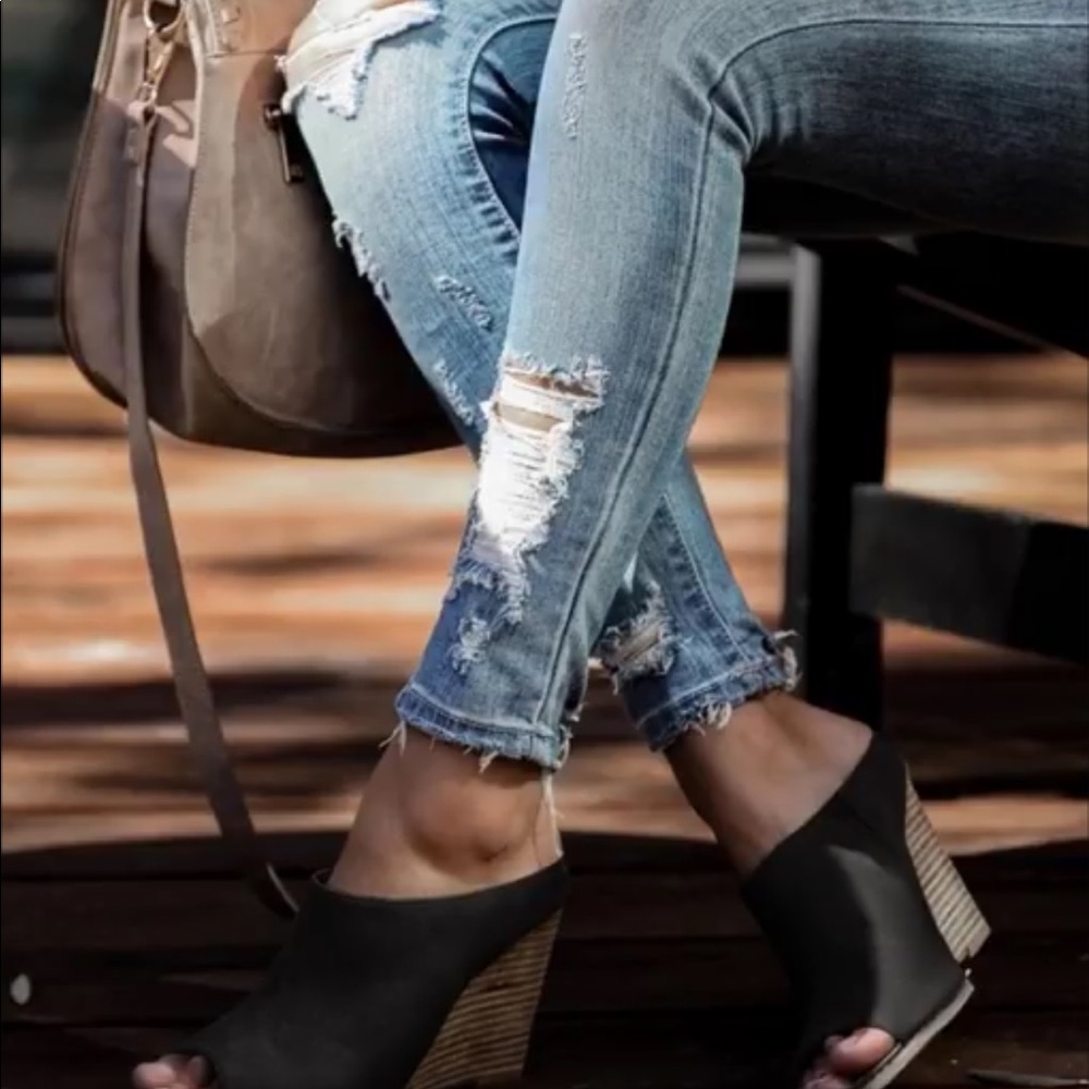 Peep toe wedge
